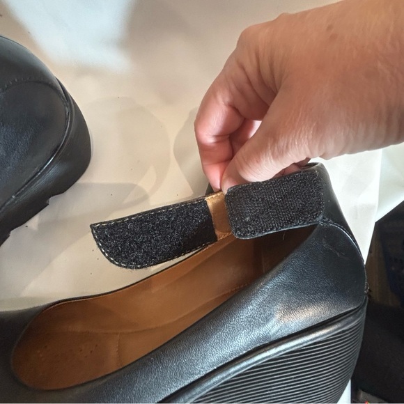 CLARKS Sz 9.5 Ankle Strap Velcro Closure Wedges Small Platform Leather Shoes - Picture 7 of 11